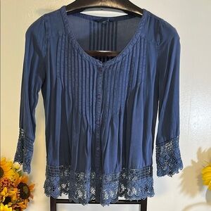 Chic Blue Blouse with Lace Detail and Lightweight Fabric